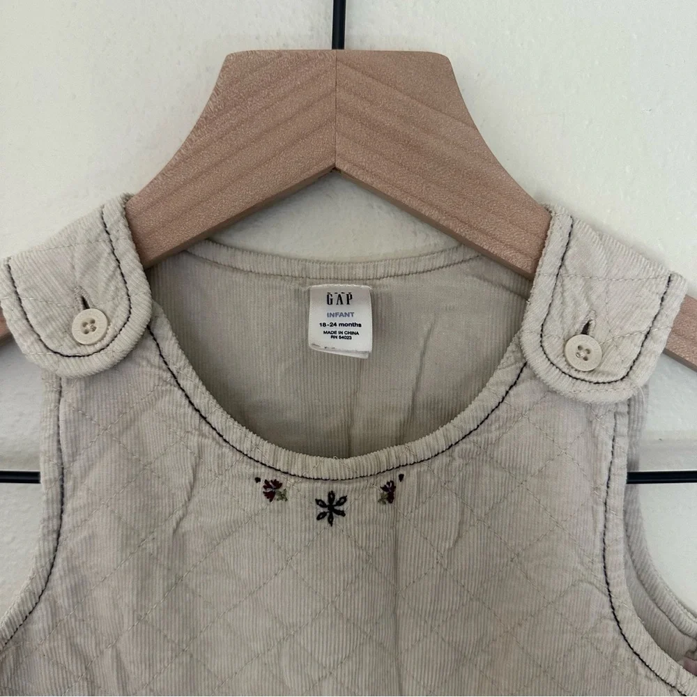 VINTAGE GAP Baby 18-24 Month Quilted Corduroy‎ Cream Overalls Embroidered Flower